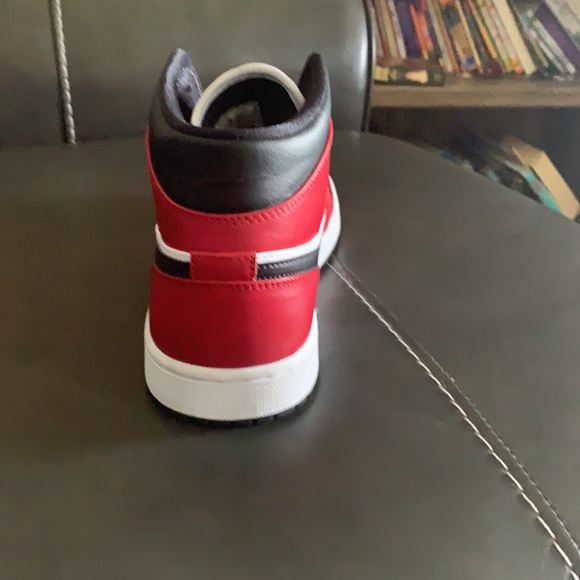 (Barley used ) Jordan 1 high Chicago /black toe - Picture 4 of 4